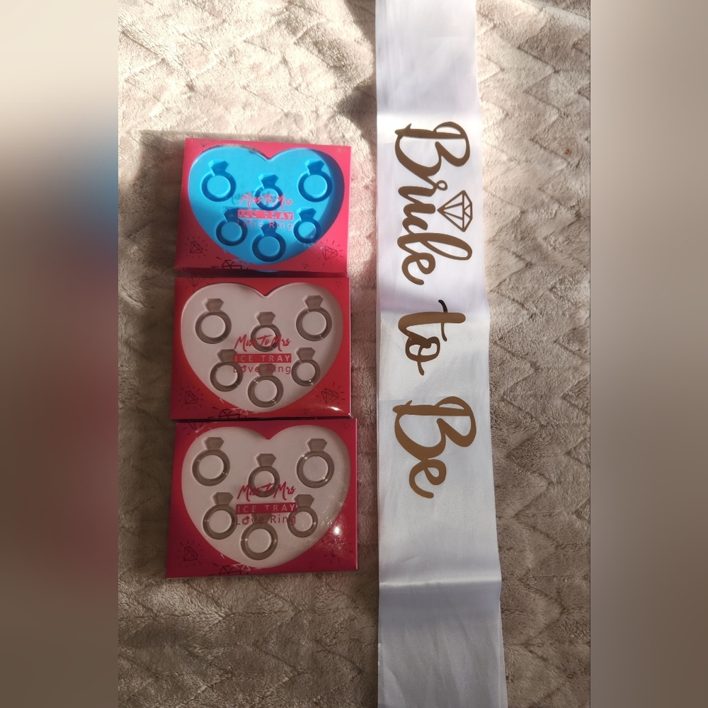 ✨️2/$25✨️Bride To Be Sash and Heart-Shaped Ring Toss Ice Cube Set